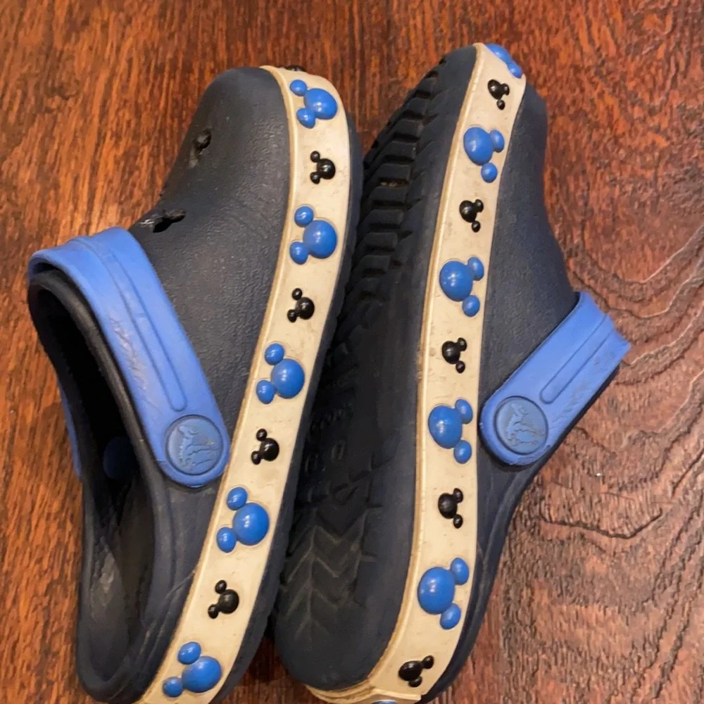 CROCS Kids Black and Blue Mickey-Print Clogs